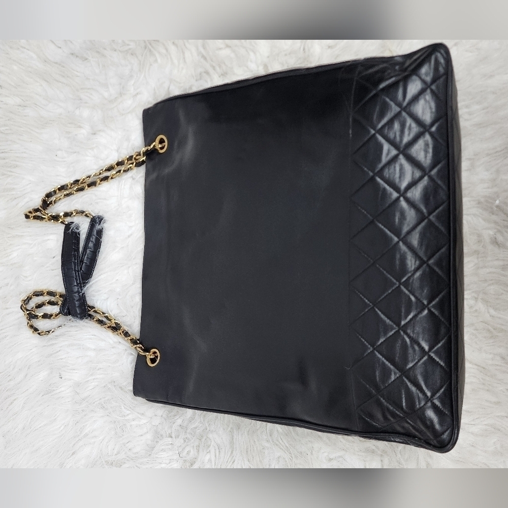 โจ Chanel Vintage Black Leather Tote โ Timeless Elegance โจ - Picture 4 of 12